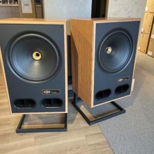 Vestlyd V15C -kaiutinpari (sis. jalustat), esittelylaite / Tampere