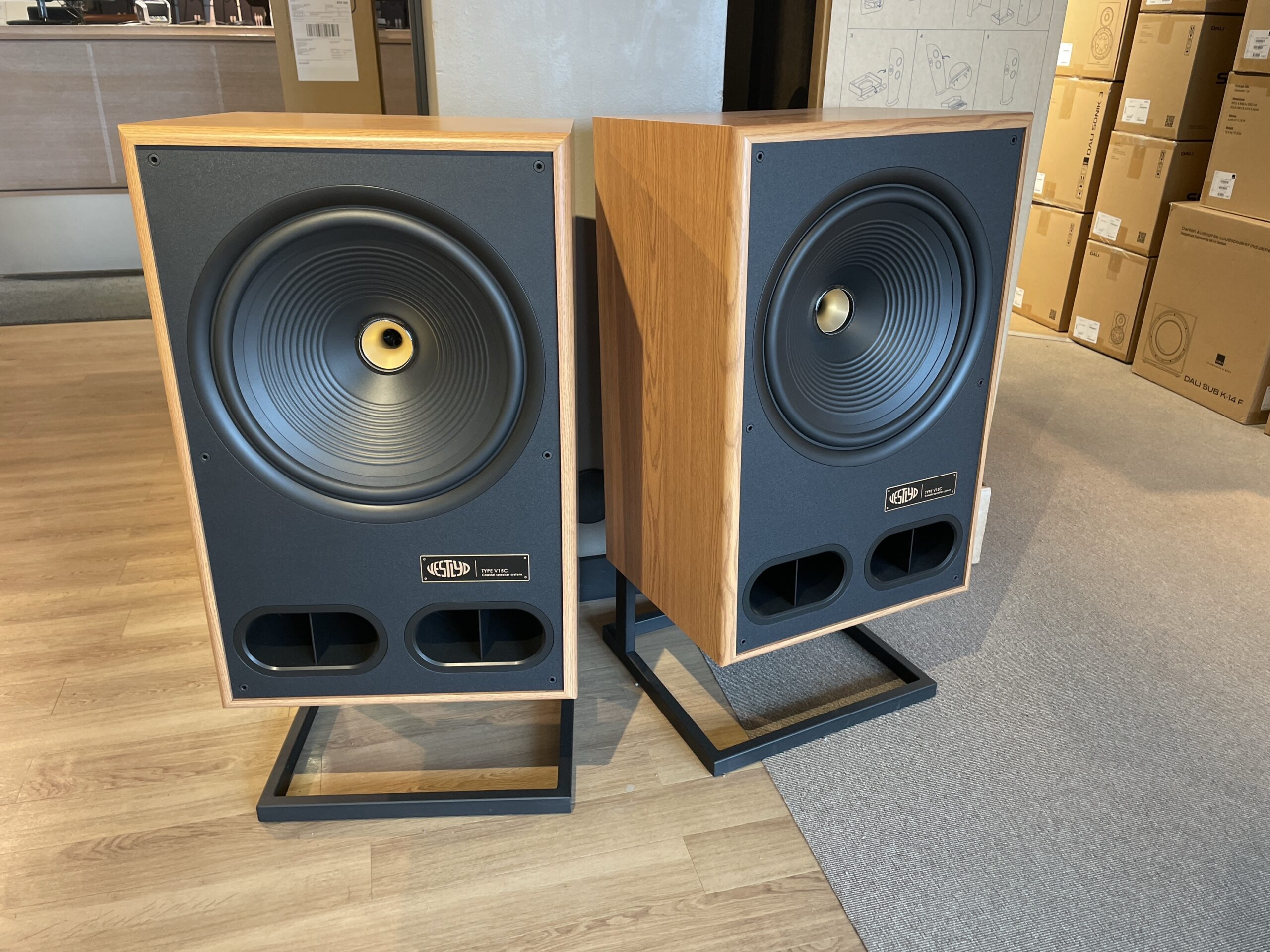 Vestlyd V15C -kaiutinpari (sis. jalustat), esittelylaite / Tampere